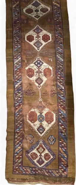 null Oriental gallery rug.
Size: 355 x 101 cm.
(wear)