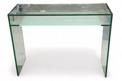 null Modernist glass console with two rectangular tops.
Dim.: 75 x 100 x 35 cm.