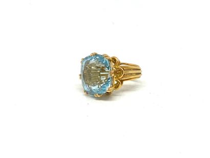 null 750 mm gold ring set with an aquamarine.
Gross weight: 11.3 g.