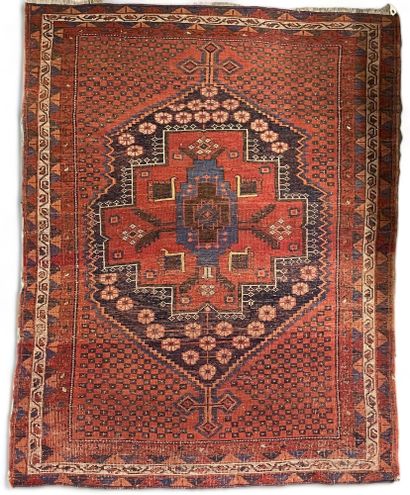 null Oriental rug with central medallion.
Size: 162 x 122 cm.