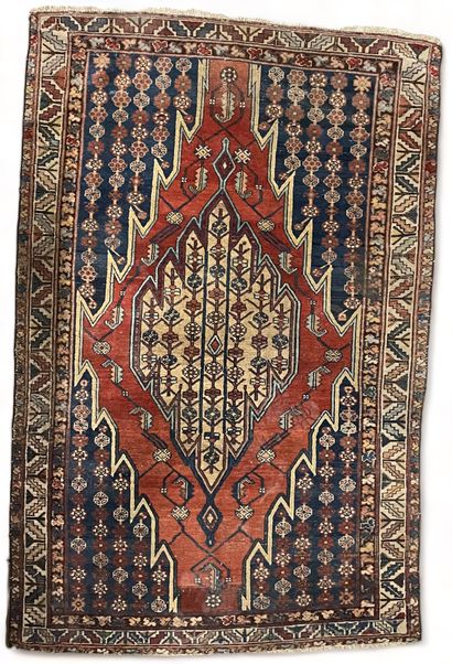 null Oriental carpet with central medallion on a cream background.
Size: 183 x 121...