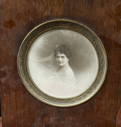 null Large miniature frame with photo. Giroux label on reverse.
Photo diameter: 15.5...