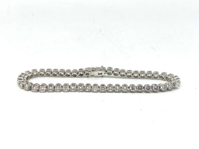 null Bracelet in 750 mm gold adorned with diamonds.
Gross weight: 12.9 g.