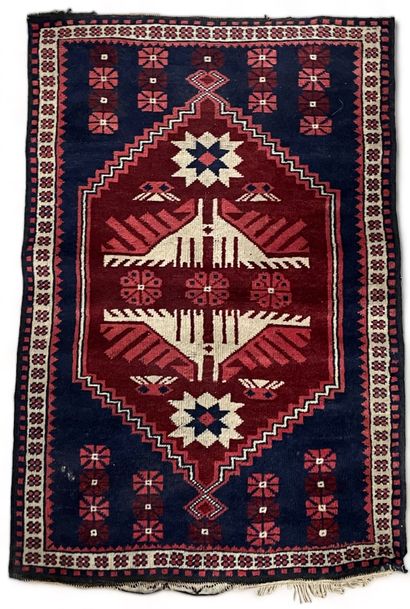 null Oriental rug with geometric motifs.
Size: 115 x 78 cm.