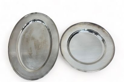 null CHRISTOPHLE
Two silver plated dishes, round and oval. 
Dim. (oval): 45.5 x 31...
