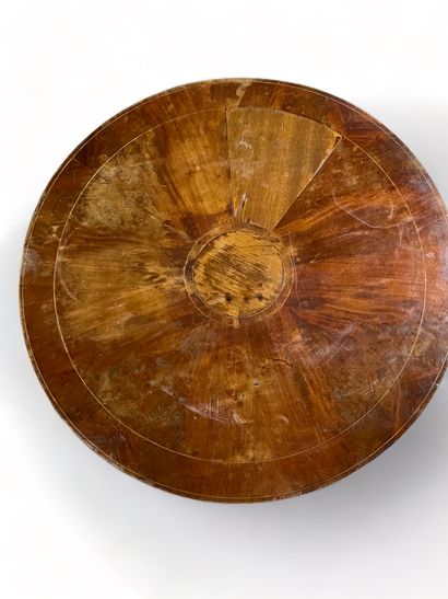 null Circular pedestal table on a tripod base.
19th century.
D : 71.5 - H : 72 c...