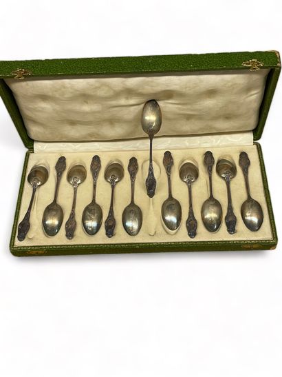null Twelve small silver spoons in their green case.
Minerve hallmark.
Weight: 219.6...