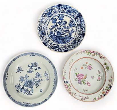 null Three porcelain and earthenware plates, Compagnie des Indes and Delft.
Various...