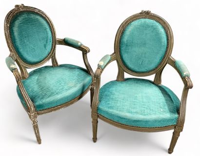 null Pair of medallion armchairs in grey lacquered wood.
Late Louis XVI period.