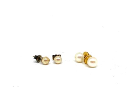 null Pair of 750 mm gold stud earrings set with cultured pearls.
Gross weight: 2.6...