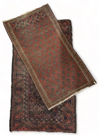 null Set of two oriental rugs.
Size: 195 x 104 cm (larger)
(wear)