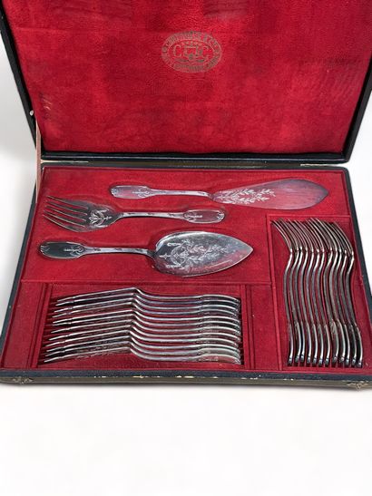 null CHRISTOFLE
Silver-plated fish service comprising twelve place settings and three...