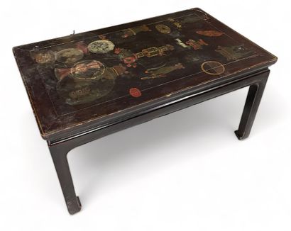 null CHINA, 20th century
Rectangular-top coffee table, painted top decorated with...