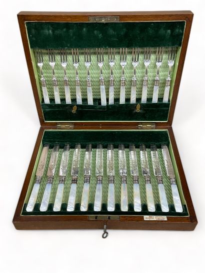 null WALKER HALL SHEFFIELD Set of 12 forks and 12 dessert knives with engraved blades...