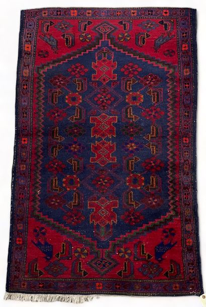 null Oriental rug.
Size: 127 x 80 cm.