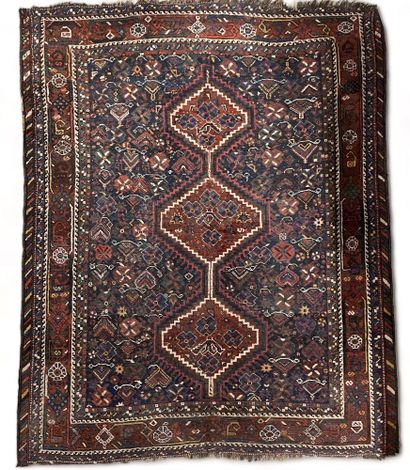 null Oriental rug with three central medallions.
Size: 200 x 162 cm.