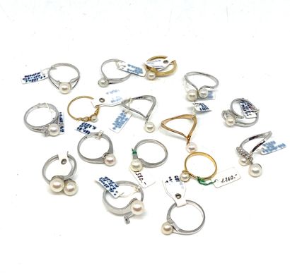 null Set of 16 rings in 750 mm gold set with cultured pearls.
Gross weight (with...
