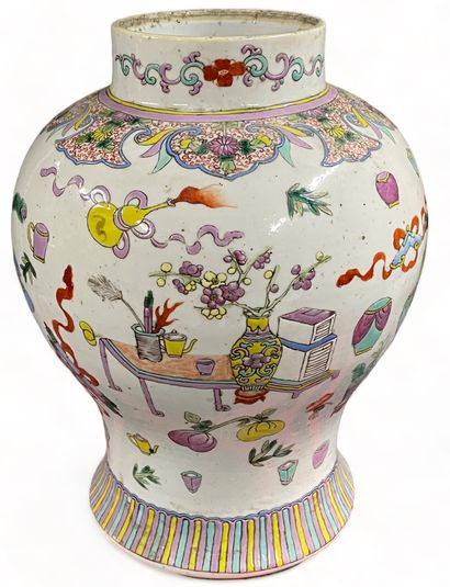 null CHINA
Baluster vase decorated with utensils.
H. 29.5 cm