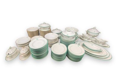 null LIMOGES
Green porcelain dinner service including : 

-37 green soup plates
-27...