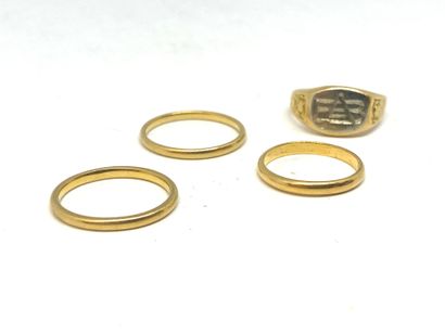 null Set of three wedding bands and a signet ring in 750 mm gold.
Weight: 11.8 g...