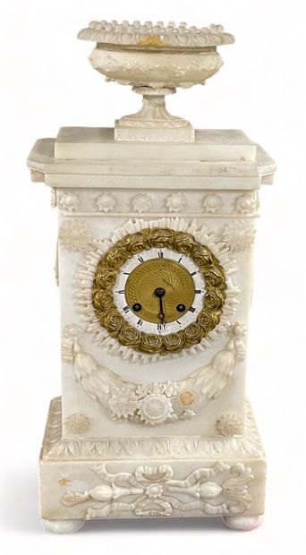 null Alabaster terminal clock surmounted by an urn.
Restoration period.
H. 43.5 ...