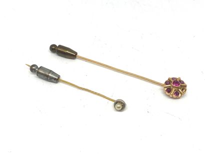 null Two tie pins in 750 mm gold.
Gross weight: 2.8 g.