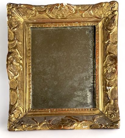 null Carved and gilded wood mirror.
18th century.
36.5 x 32 cm.
(accidental dama...