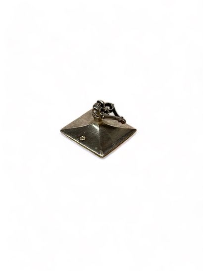 null Intaglio seal in a silver mount. 
Size: 2.5 x 2.0 cm.
Weight (gross): 9.6 g...