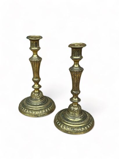 null Pair of ormolu torches with fluted shafts.
Louis XVI period.
H. 27 cm