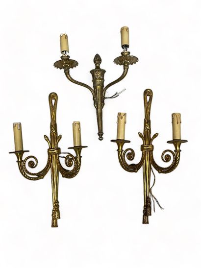 null Pair of two-light gilt bronze sconces with knots
Louis XVI style 
H. 49 cm.
and...