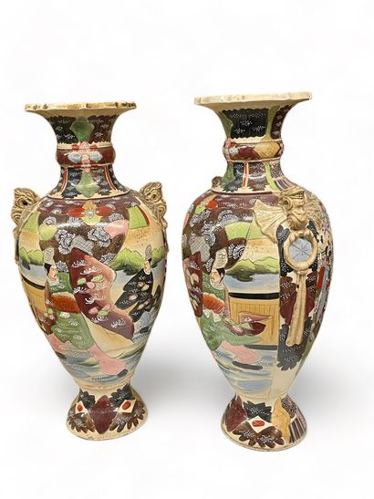 null JAPAN
Pair of large earthenware baluster vases decorated with figures 
Xxth...