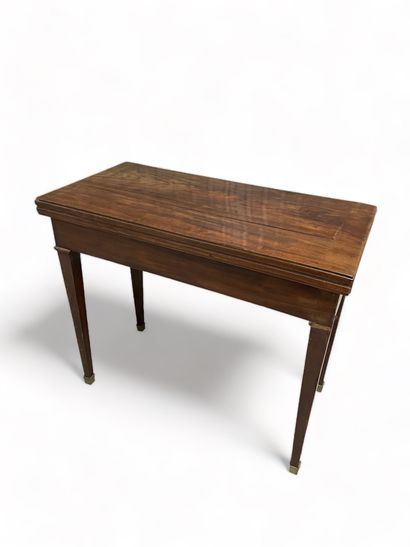 null Rectangular mahogany and mahogany veneer game table on girdle legs. 
19th century
(cracked...
