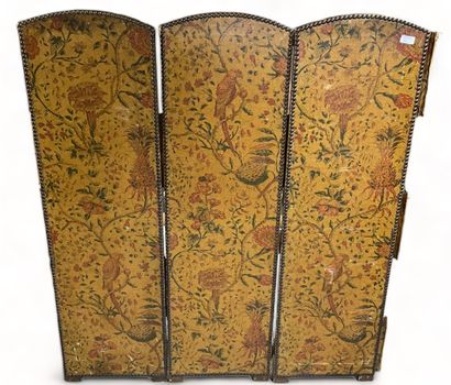 null Three-leaf canvas screen decorated with birds and flowers.
H: 120.5 - W: 35.5...