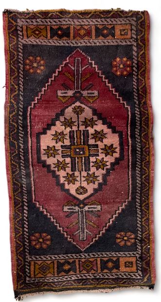 null Small oriental rug.
Size: 103 x 54 cm.