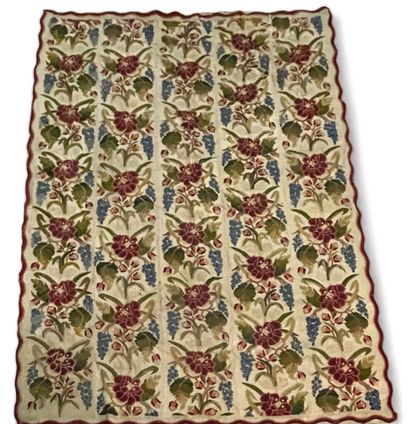 null Large floral rug.
(accidents)
Size: 302 x 213 cm.