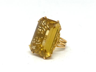 null 750 mm gold ring set with a citrine.
Gross weight: 16.7 g.