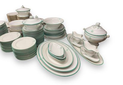 null LIMOGES
Green porcelain dinner service including : 

-37 green soup plates
-27...