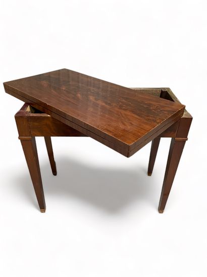 null Rectangular mahogany and mahogany veneer game table on girdle legs. 
19th century
(missing...