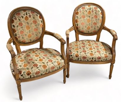 null Pair of medallion armchairs in natural wood.
Louis XVI style.