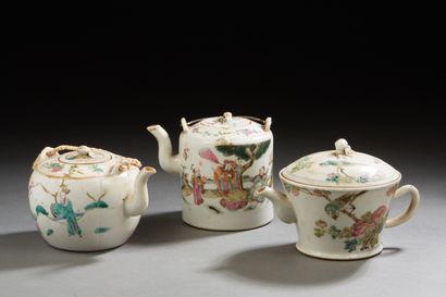 null CHINE, fin XIXe siècle 
Ensemble de trois théières en porcelaine à fond blanc...