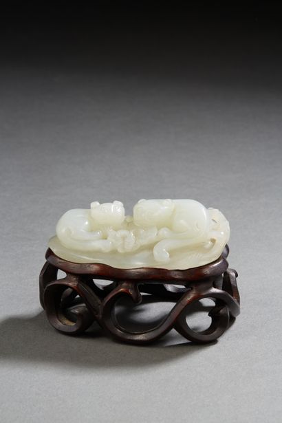null Chine, XIXe siècle, 
Pendentif en jade blanc représentant un couple de félins...