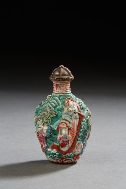 null Chine, période Jiaqing (1796-1820)
Flacon tabatière en biscuit et émaux de la...