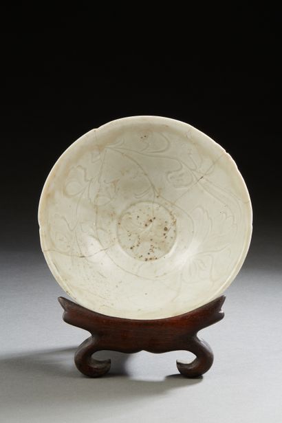 null CHINE, XVI-XVIIe siècle
Bol en porcelaine à glaçure céladon à décor incisé....