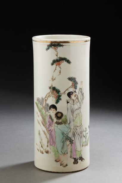 null Chine, fin XIXe siècle
Vase cylindrique en porcelaine et émaux de style famille...