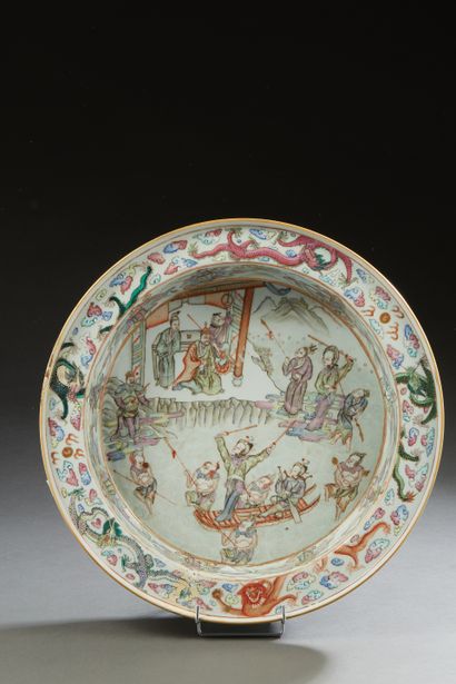 null CHINE, fin XIXe siècle 
Plat creux en porcelaine décoré en émaux polychrome...