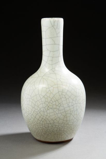 null Chine, fin XIXe siècle, 
Vase bouteille à long col en porcelaine émaillée craquelé...