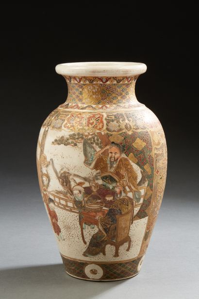 null Japon, vers 1900
Vase en grès de Satsuma, à décor polychrome et or de personnages...