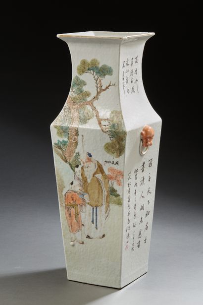 null Chine, vers 1900
Vase balustre quadrangulaire en porcelaine et émaux de style...