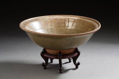 null Cambodia, 15th-16th century, 
Celadon glazed ceramic bowl with flared rim. 
Old...