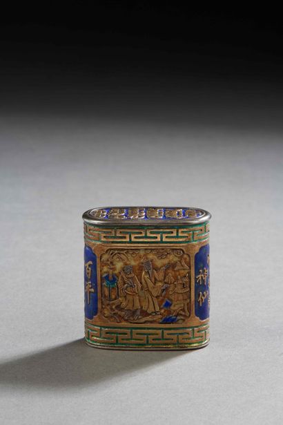 null China 19th century, 
Small silver and vermeil box with double-sided decoration...
